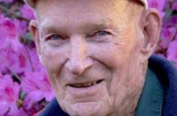 Soldado estadounidense de la Segunda Guerra Mundial sorprende a su esposa hospitalizada en su 57 aniversario de bodas.