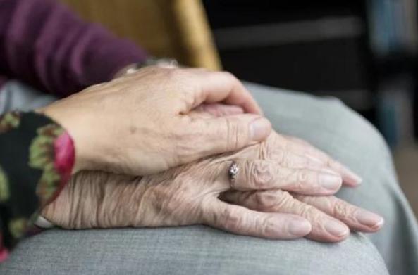 Soldado estadounidense de la Segunda Guerra Mundial sorprende a su esposa hospitalizada en su 57 aniversario de bodas.