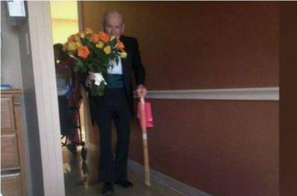 Soldado estadounidense de la Segunda Guerra Mundial sorprende a su esposa hospitalizada en su 57 aniversario de bodas.