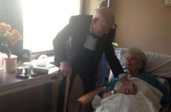 Soldado estadounidense de la Segunda Guerra Mundial sorprende a su esposa hospitalizada en su 57 aniversario de bodas.