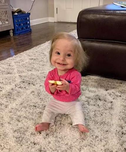 La niña ya tiene dos años, pero no lo creerías. Todo este tiempo parece recién nacida y no tiene prisa por crecer.