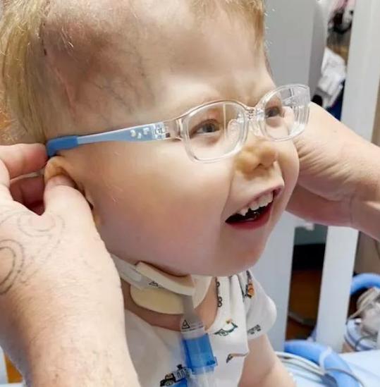 Un niño de tres años conoció a sus padres por primera vez, y ese momento los conmovió hasta el fondo del alma.