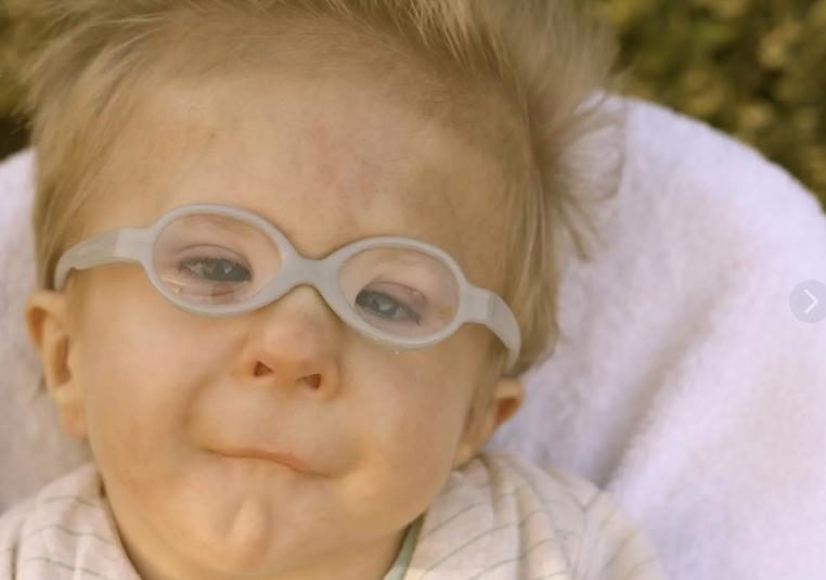 Un niño de tres años conoció a sus padres por primera vez, y ese momento los conmovió hasta el fondo del alma.