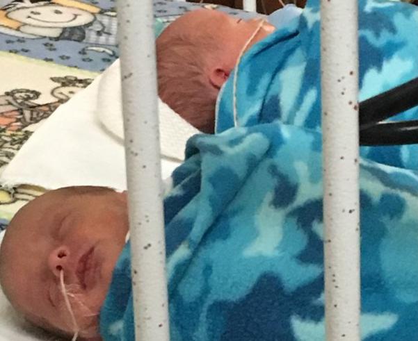 Hermanas gemelas que dieron a luz gemelos llaman la atención por su parecido físico.