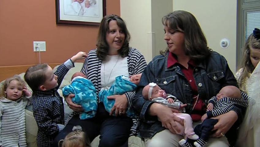 Hermanas gemelas que dieron a luz gemelos llaman la atención por su parecido físico.
