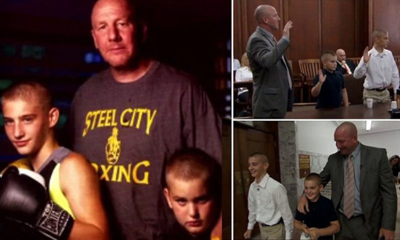 Dos hermanos, rescatados de la violencia familiar, son adoptados por un entrenador de boxeo. Esta historia conmueve los corazones. El entrenador es una persona con altos valores morales.