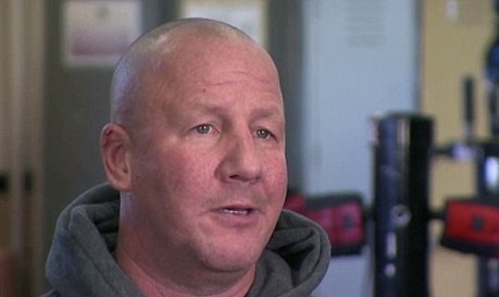 Dos hermanos, rescatados de la violencia familiar, son adoptados por un entrenador de boxeo. Esta historia conmueve los corazones. El entrenador es una persona con altos valores morales.