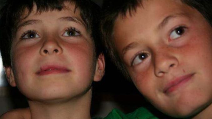 Dos hermanos, rescatados de la violencia familiar, son adoptados por un entrenador de boxeo. Esta historia conmueve los corazones. El entrenador es una persona con altos valores morales.