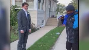 "Simplemente eres magnífico": Un repartidor de Amazon ayuda a un adolescente de Chicago a anudarse la corbata antes de un baile escolar.
