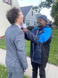 "Simplemente eres magnífico": Un repartidor de Amazon ayuda a un adolescente de Chicago a anudarse la corbata antes de un baile escolar.