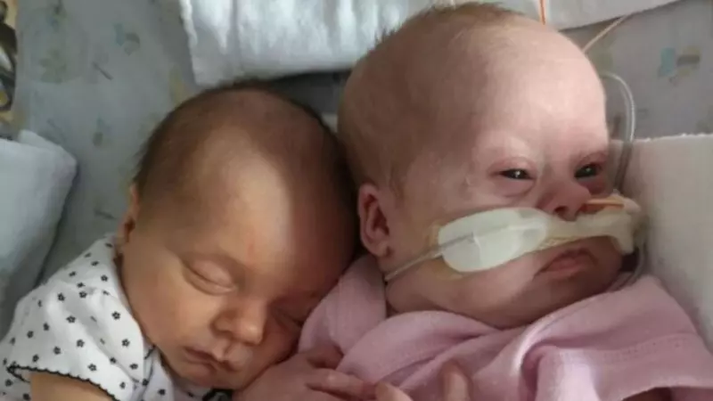 Ella consideraba la posibilidad de renunciar a sus gemelos, pero cambia de opinión cuando los sostiene en sus manos.