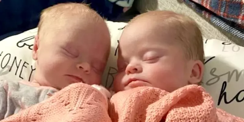 Ella consideraba la posibilidad de renunciar a sus gemelos, pero cambia de opinión cuando los sostiene en sus manos.
