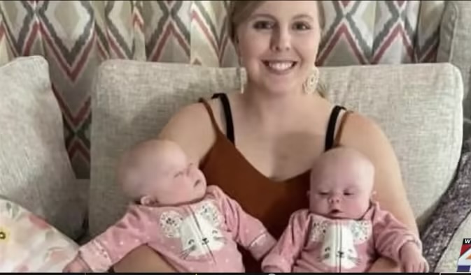 Ella consideraba la posibilidad de renunciar a sus gemelos, pero cambia de opinión cuando los sostiene en sus manos.