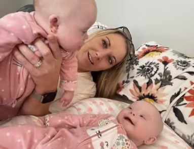 Ella consideraba la posibilidad de renunciar a sus gemelos, pero cambia de opinión cuando los sostiene en sus manos.
