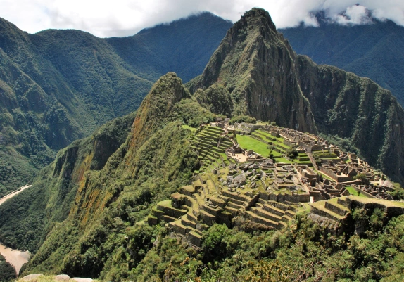 Ella se dirige a un pueblo peruano para un retiro de yoga, encuentra el amor allí y decide quedarse a vivir. Esta historia es realmente asombrosa y te será de gran ayuda.