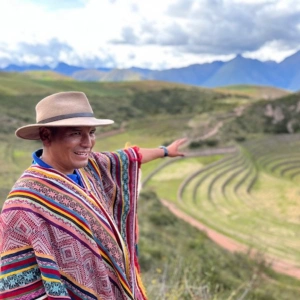 Ella se dirige a un pueblo peruano para un retiro de yoga, encuentra el amor allí y decide quedarse a vivir. Esta historia es realmente asombrosa y te será de gran ayuda.