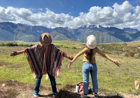 Ella se dirige a un pueblo peruano para un retiro de yoga, encuentra el amor allí y decide quedarse a vivir. Esta historia es realmente asombrosa y te será de gran ayuda.