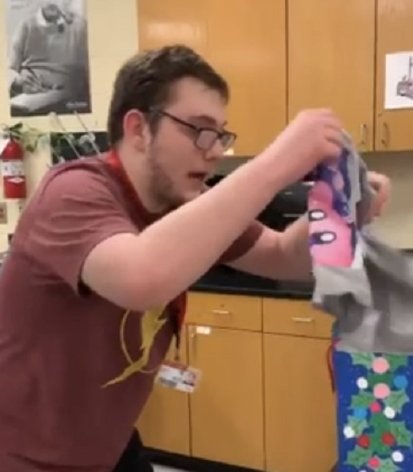 Los adolescentes compran en secreto un regalo para un compañero de clase con necesidades especiales, y su reacción es realmente conmovedora.