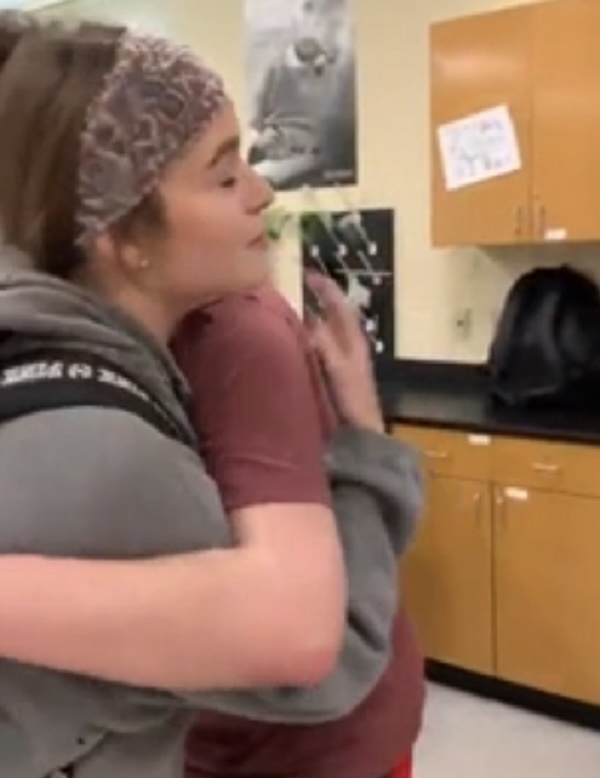Los adolescentes compran en secreto un regalo para un compañero de clase con necesidades especiales, y su reacción es realmente conmovedora.