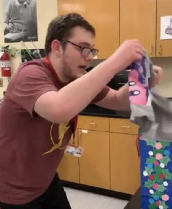 Los adolescentes compran en secreto un regalo para un compañero de clase con necesidades especiales, y su reacción es realmente conmovedora.