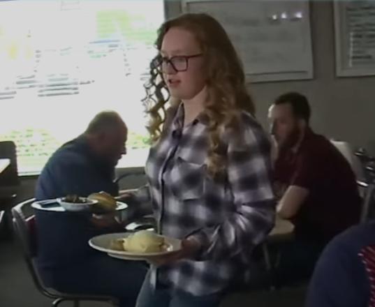 Esta determinada joven de 18 años regresó al restaurante donde trabajaba, pero esta vez con un estatus diferente.
