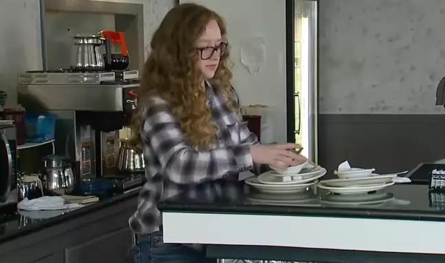Esta determinada joven de 18 años regresó al restaurante donde trabajaba, pero esta vez con un estatus diferente.