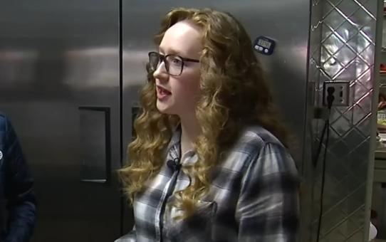 Esta determinada joven de 18 años regresó al restaurante donde trabajaba, pero esta vez con un estatus diferente.