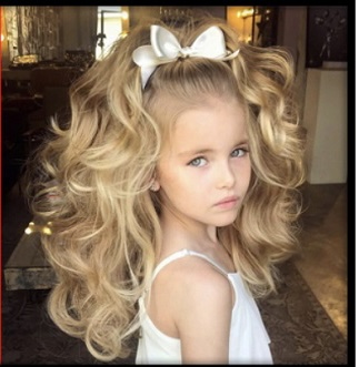 "La niña de 9 años se hizo famosa gracias a su distintivo cabello. Miren sus increíbles fotos."