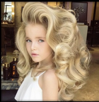 "La niña de 9 años se hizo famosa gracias a su distintivo cabello. Miren sus increíbles fotos."