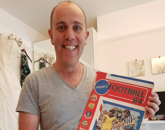 "Papá imprime pegatinas para el álbum de la Copa Mundial para cumplir el sueño de su hijo". Esta historia es realmente sorprendente. Te sorprenderás al leerla.