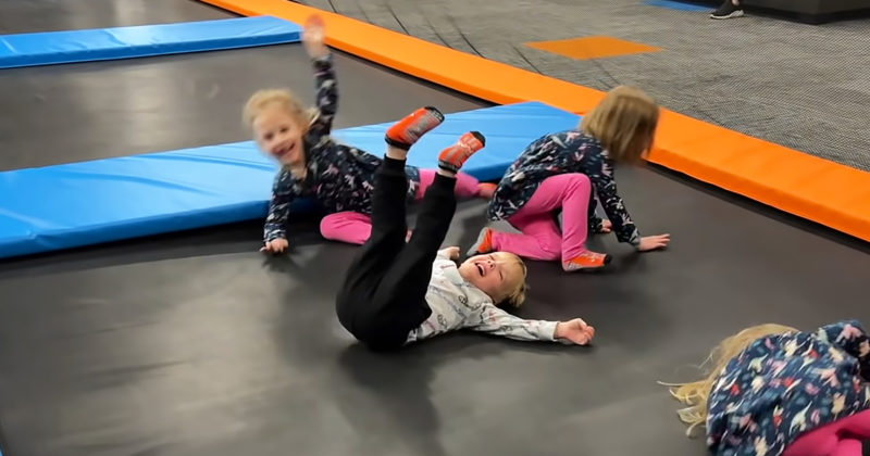 Es imposible pasar junto a estos lindos bebés jugando divertidamente juntos.