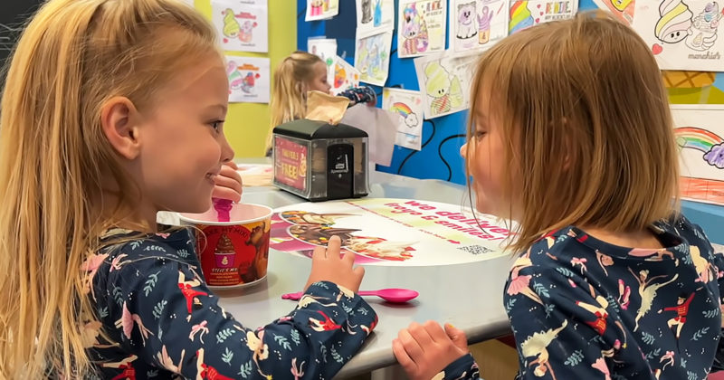 Es imposible pasar junto a estos lindos bebés jugando divertidamente juntos.