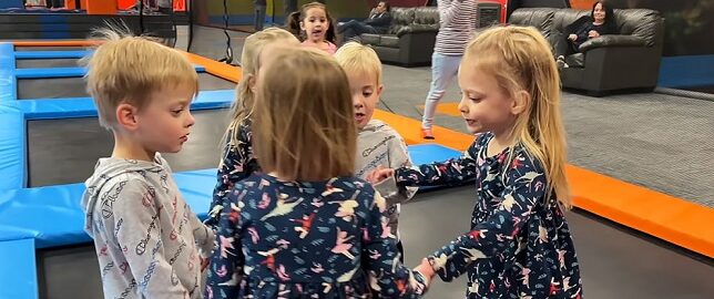 Es imposible pasar junto a estos lindos bebés jugando divertidamente juntos.