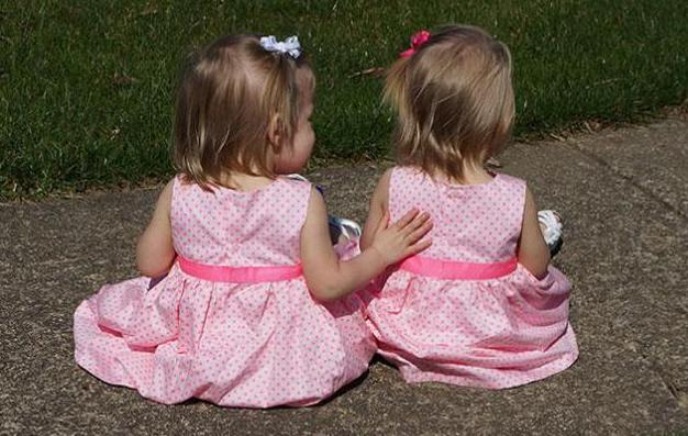Las niñas que llegaron al mundo tomadas de la mano experimentaron cambios significativos.