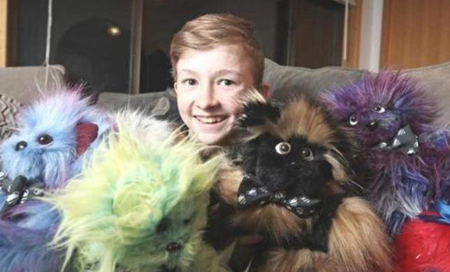 El niño con un buen corazón impresionó profundamente a todos con su acción.