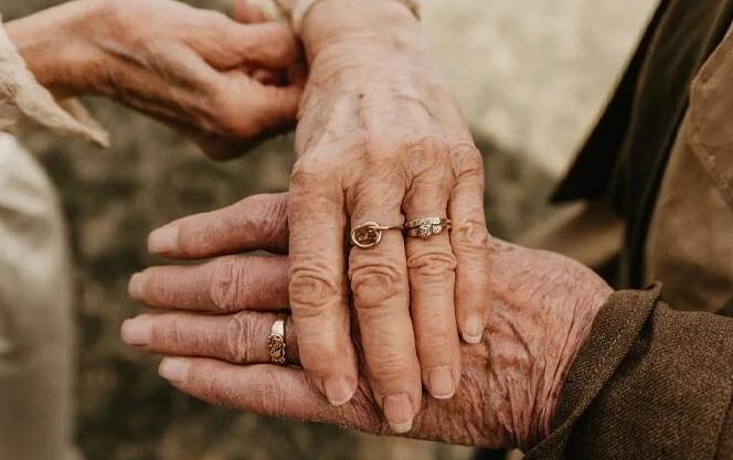 Una sesión de fotos familiar para celebrar 70 años de matrimonio y que llena de calidez el corazón.