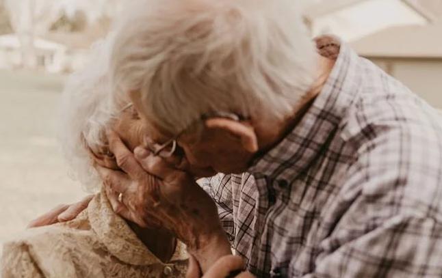 Una sesión de fotos familiar para celebrar 70 años de matrimonio y que llena de calidez el corazón.