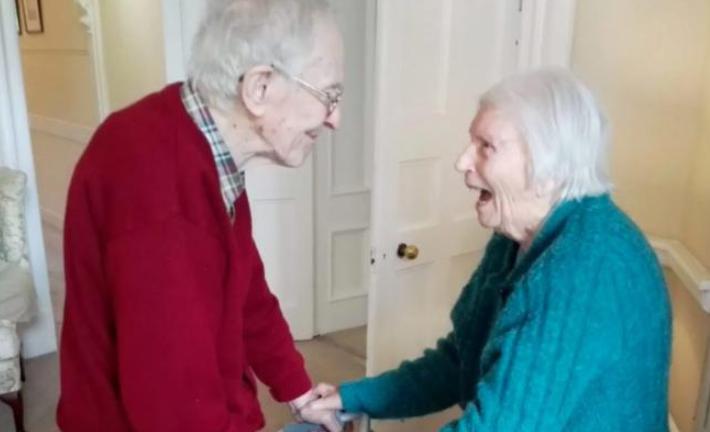 Ya no esperaban volver a encontrarse: dos amigos se encontraron por casualidad en una casa de cuidados para ancianos.
