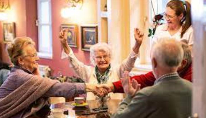 Ya no esperaban volver a encontrarse: dos amigos se encontraron por casualidad en una casa de cuidados para ancianos.