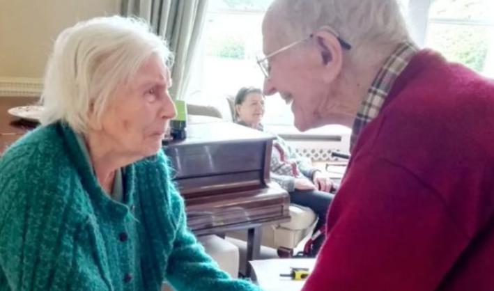 Ya no esperaban volver a encontrarse: dos amigos se encontraron por casualidad en una casa de cuidados para ancianos.