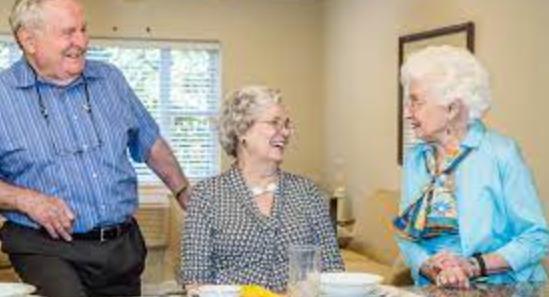 Ya no esperaban volver a encontrarse: dos amigos se encontraron por casualidad en una casa de cuidados para ancianos.