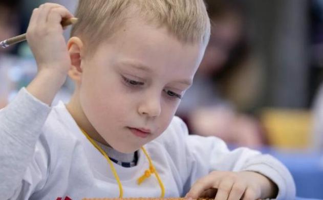 Un niño de tres años que nació prematuro se convirtió en un verdadero prodigio infantil gracias a su asombroso nivel de coeficiente intelectual (IQ).