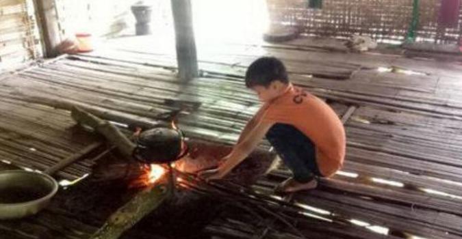Un niño de diez años lleva una vida solitaria y enfrenta desafíos significativos en su vida cotidiana. ¿Cómo se enfrenta a estas dificultades y cómo está organizada su vida?