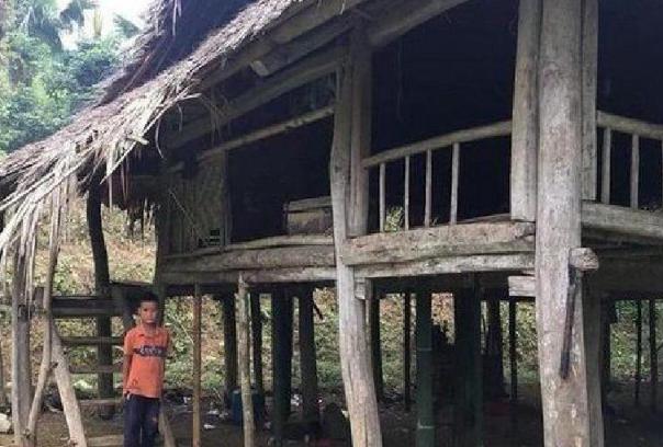 Un niño de diez años lleva una vida solitaria y enfrenta desafíos significativos en su vida cotidiana. ¿Cómo se enfrenta a estas dificultades y cómo está organizada su vida?