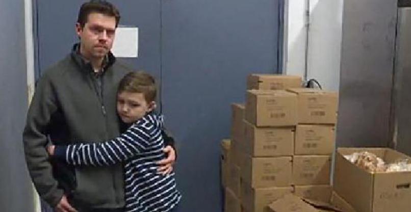 A pesar de su temprana edad de 9 años, este niño muestra generosidad al gastar todos sus ahorros para ayudar a los necesitados.