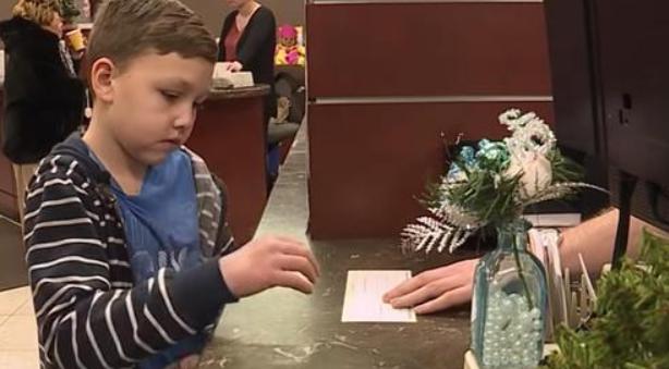 A pesar de su temprana edad de 9 años, este niño muestra generosidad al gastar todos sus ahorros para ayudar a los necesitados.