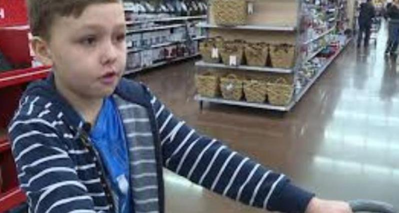 A pesar de su temprana edad de 9 años, este niño muestra generosidad al gastar todos sus ahorros para ayudar a los necesitados.