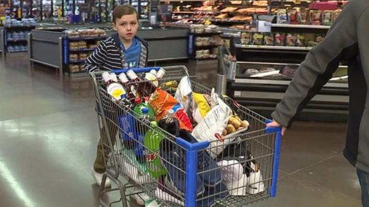 A pesar de su temprana edad de 9 años, este niño muestra generosidad al gastar todos sus ahorros para ayudar a los necesitados.