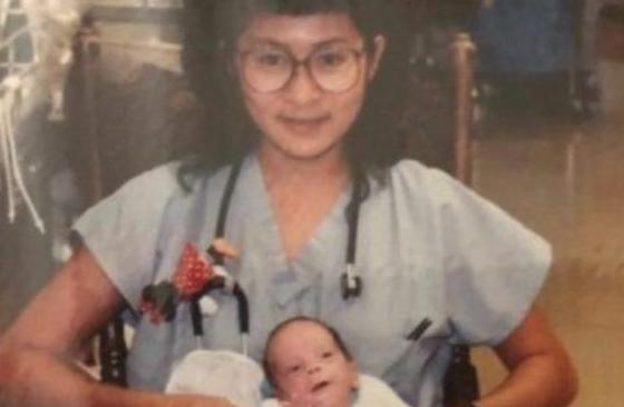 La enfermera que cuidó a un bebé prematuro descubrió una gran sorpresa 28 años después.