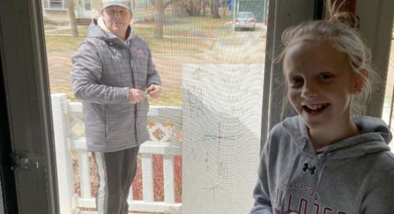 El maestro visitó la casa de su alumno y dio una lección en la calle debajo de la ventana en lugar de llevar a cabo una clase en línea.